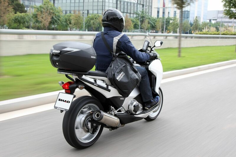 Yamaha X-Max 300 Tech Max + [SHAD] - SH39 toppkoffert svart 3kg 39L