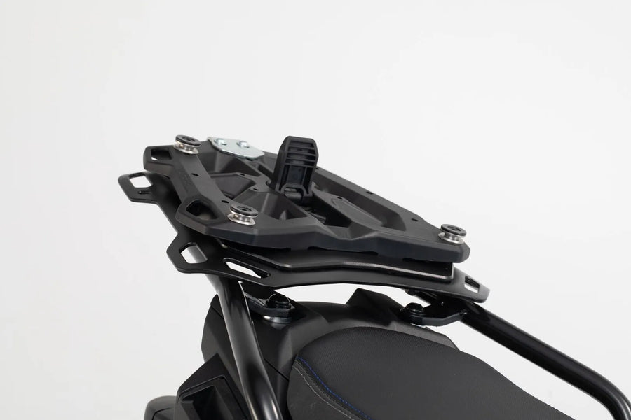 Suzuki V-Strom 650 [SW-MOTECH] – adaptersett for ADVENTURE-RACK bagasjehylle sett forfra