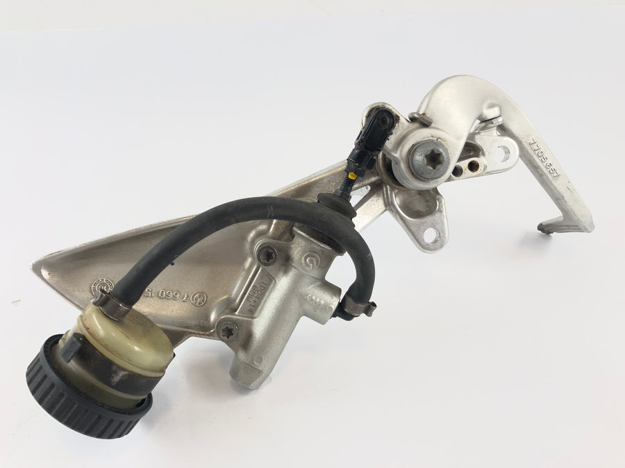BMW K 1300 R [2010] - Fotstøtte førerens fotstøtte rett med bremsepumpe og bremsepedal