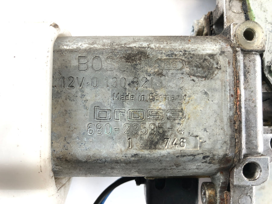 BMW M 535i E28 [1986] - Window Lifter Mechanics bakover til venstre med motoren