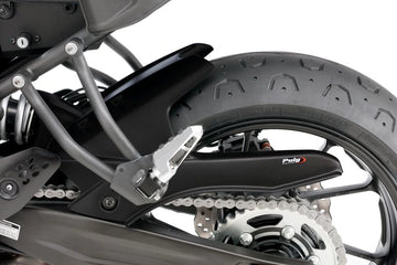 TRIUMPH BONNEVILLE T 120 BLACK [2025] - Bakhjulsdeksel | Karbonlook | PUIG 7048C