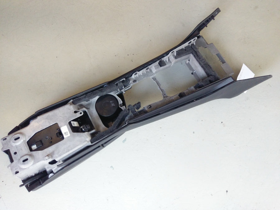 Porsche Panamera Turbo [2010] - Senterkonsoll foran svart skinn Armrest