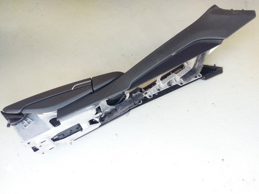 Porsche Panamera Turbo [2010] - Senterkonsoll foran svart skinn Armrest
