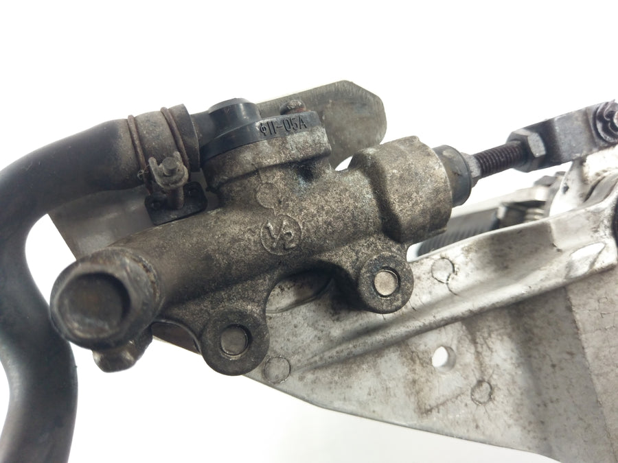 Suzuki GSXR 1100 GV73A [1992] - Fotstøtte med holder på høyre og bremsepumpe