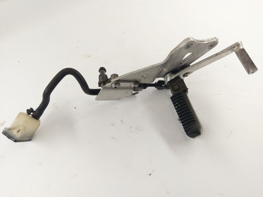Suzuki GSXR 1100 GV73A [1992] - Fotstøtte med holder på høyre og bremsepumpe