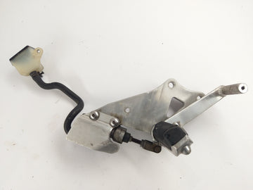 Suzuki GSXR 1100 GV73A [1992] - Fotstøtte med holder på høyre og bremsepumpe