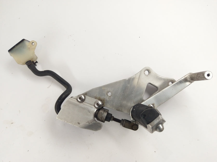 Suzuki GSXR 1100 GV73A [1992] - Fotstøtte med holder på høyre og bremsepumpe