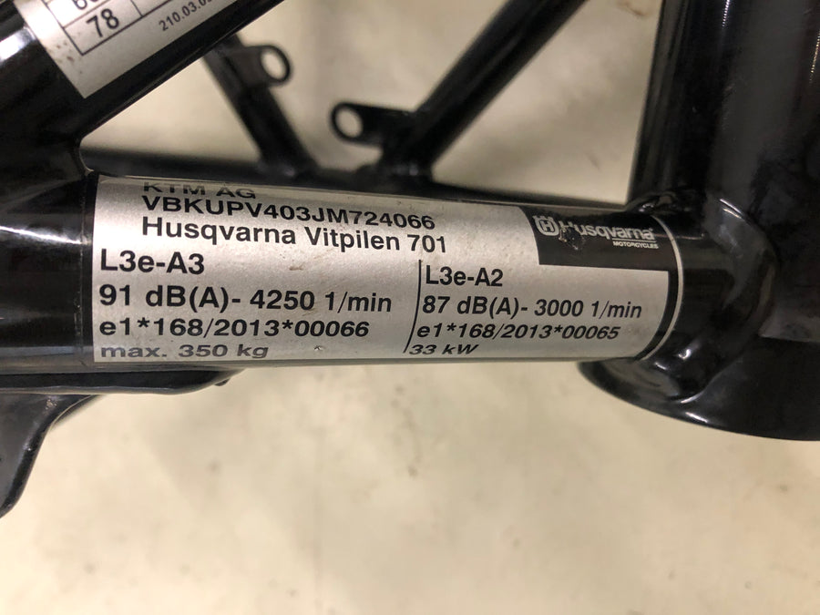 Husqvarna 701 Vitpilen [2018] - Ramme med papirer