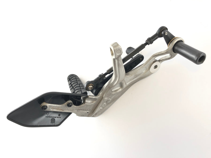 Husqvarna 701 Vitpilen [2018] - Driverens fotrestraste til venstre med holder og girspak