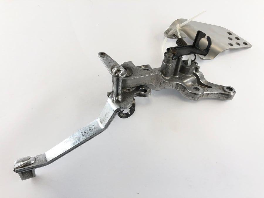 Kawasaki ZRX 1200 S ZRT20A [2003] - Fotstøtteholder til høyre med bremsepedal