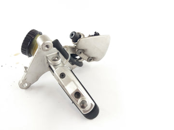 BMW R 1200 R K27 [2007] - Fotstøtte og holder på høyre bremsepumpe - 0