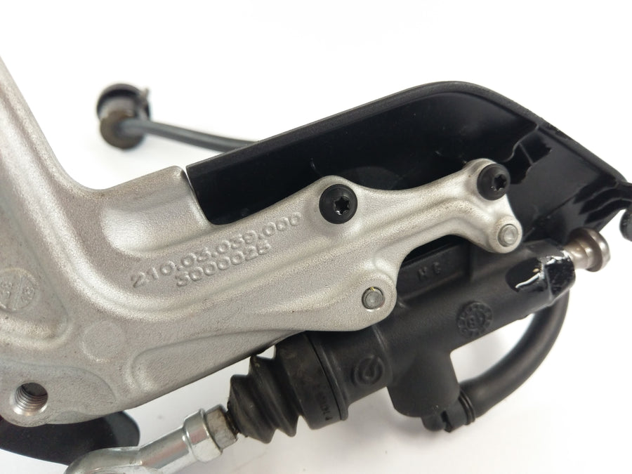 Husqvarna 701 Vitpilen [2018] - Fotstøtte med holder- og fotbremsepumpe til høyre