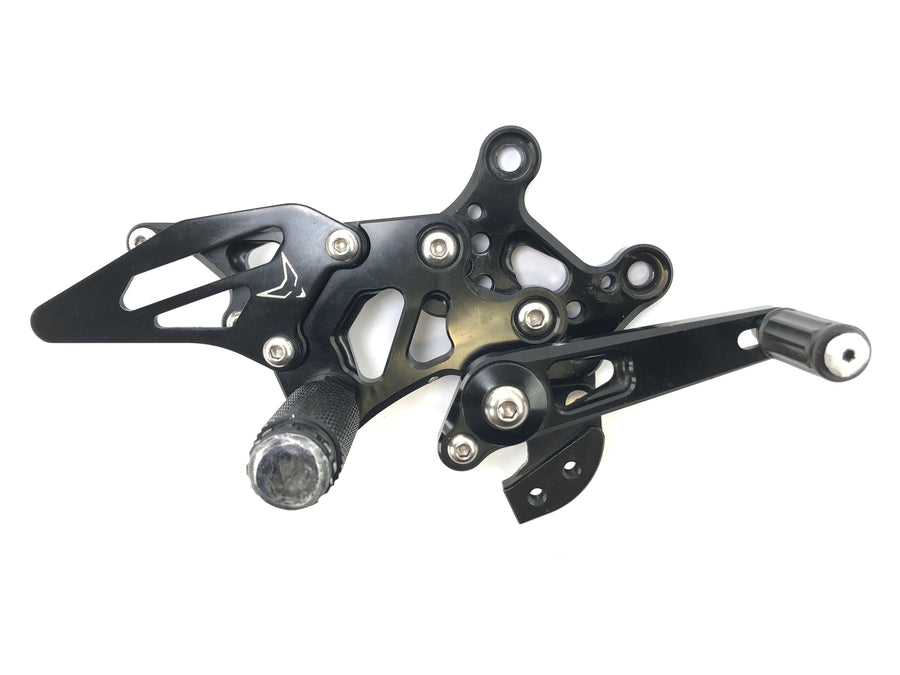 Aprilia RSV4 1000 [2010] - Fotstøtte system sett med byttepedal og bremsepedal