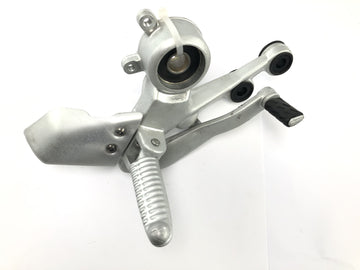 Ducati Monster SR2 800 M4 [2006] - Fotstøttesystem førerens høyre fotstøtte med bremsepedal - 0