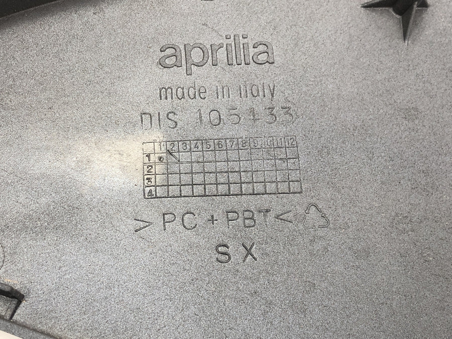 Aprilia RST 1000 Futura [2002] - Sidekledning på høyre side av setepanelet