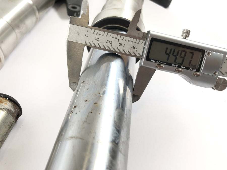 Triumph Speed ​​Triple 955i [1999] - Telegabel med Axis