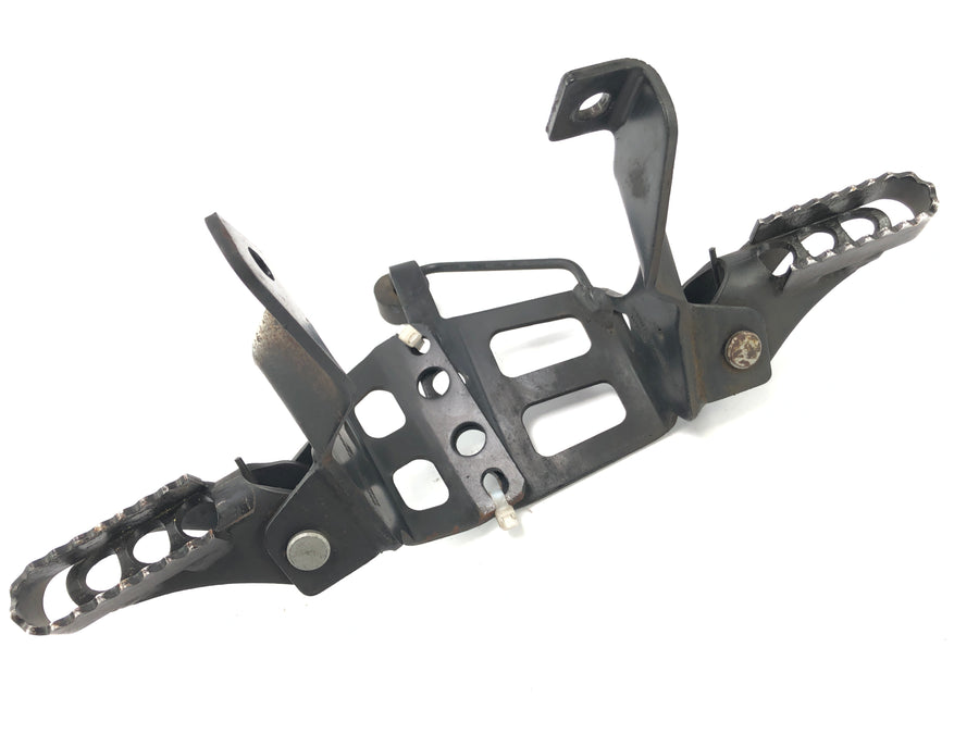 BMW F 650 GS R13 [2002] - Fotstøttebærer førerens fotstøtte med brakett