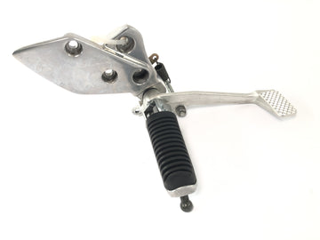 Yamaha XJR 1300 RP06 [2002] - Høyre fotstøttesystem med bremsepedal