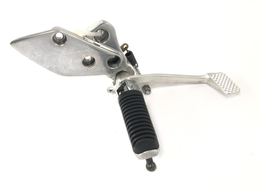 Yamaha XJR 1300 RP06 [2002] - Høyre fotstøttesystem med bremsepedal