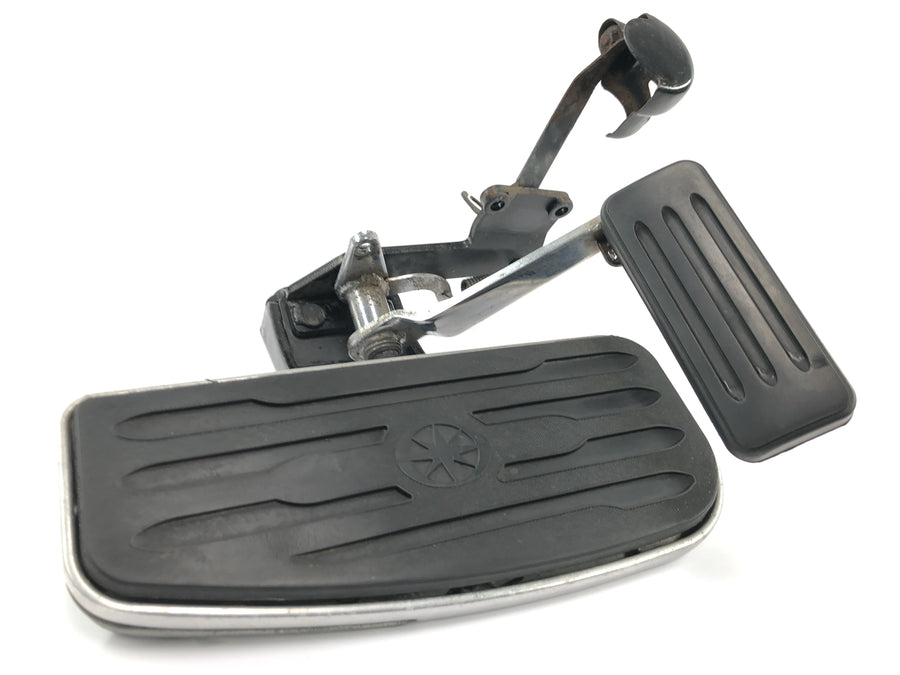 Yamaha XV 1600 Wild Star VP08 [2002] - Footboard driver fotplate fotstøtte foran høyre med bremsepedal