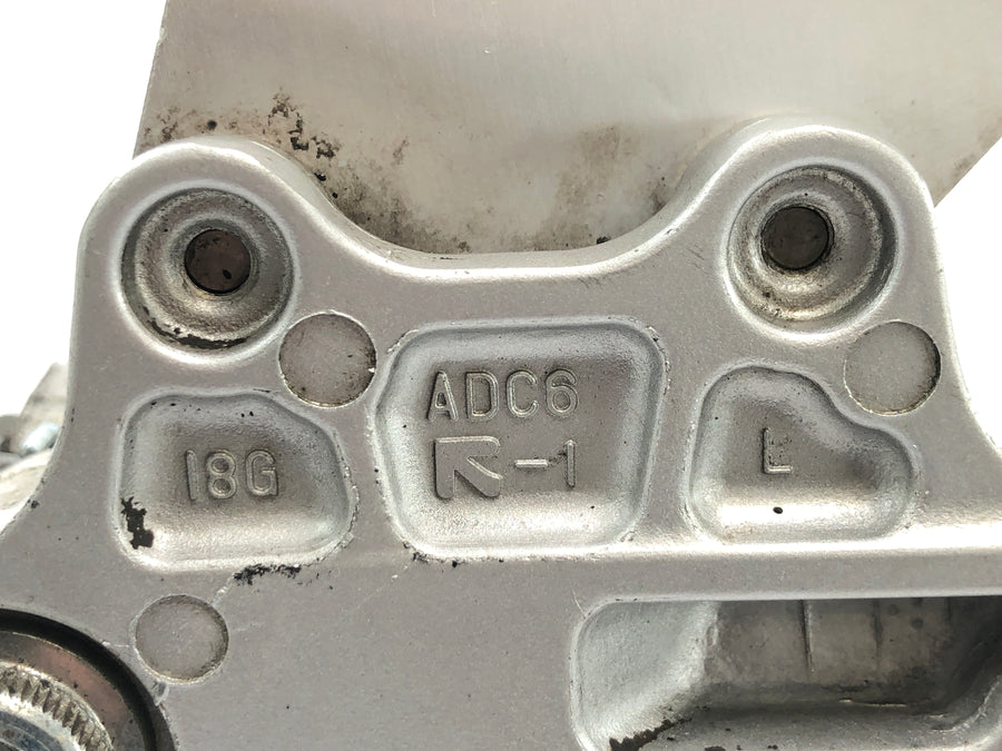 Suzuki GSX R 1000 WVBZ K3 [2003] - Fotstøttesystem førerens venstre fotstøtteholder med girspak