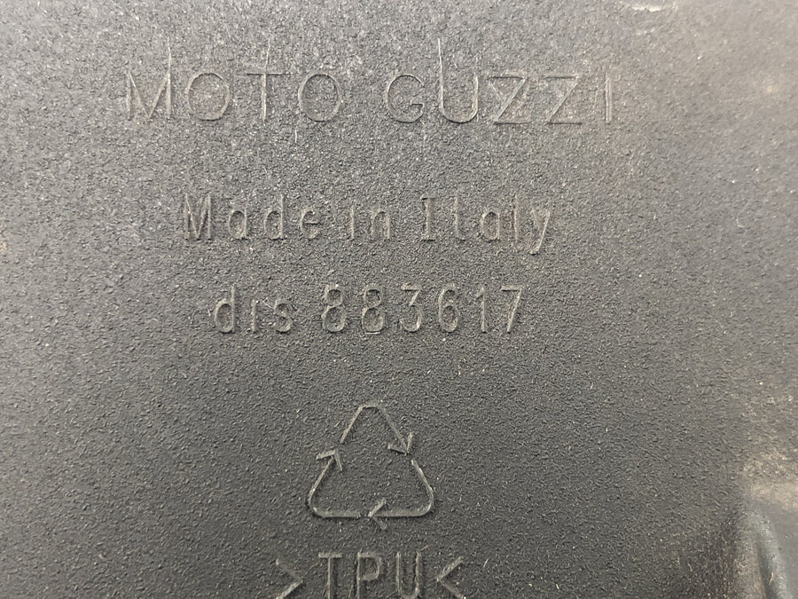 Moto Guzzi Stelvio 1200 8V [2016] - Batteriboks i gummi med avløp