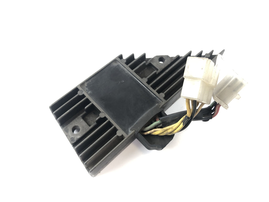 Honda CBX 650 E RC13 [1983] - Kontroller likeretterspenningsregulator