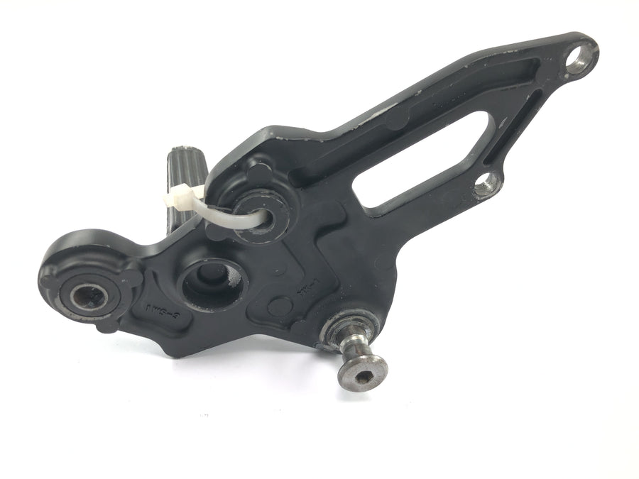 Yamaha MT07 RM04 [2014] - Førerfotstøtte med holder på høyre fotstøtte
