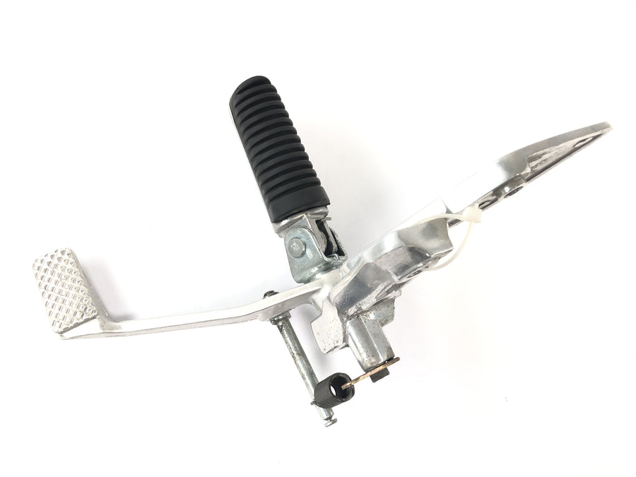 Yamaha XJR 1300 RP06 [2002] - Høyre fotstøttesystem med bremsepedal