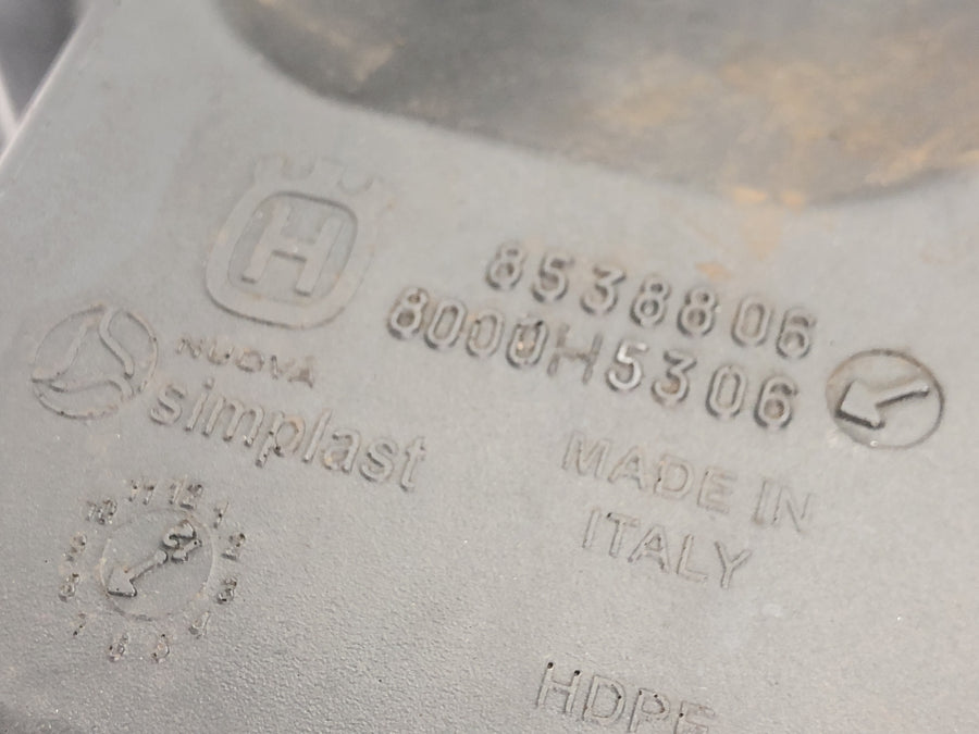Husqvarna TR 650 Strada A8 [2012] - Drivstofftank Bensintank Plasttank sett fra siden