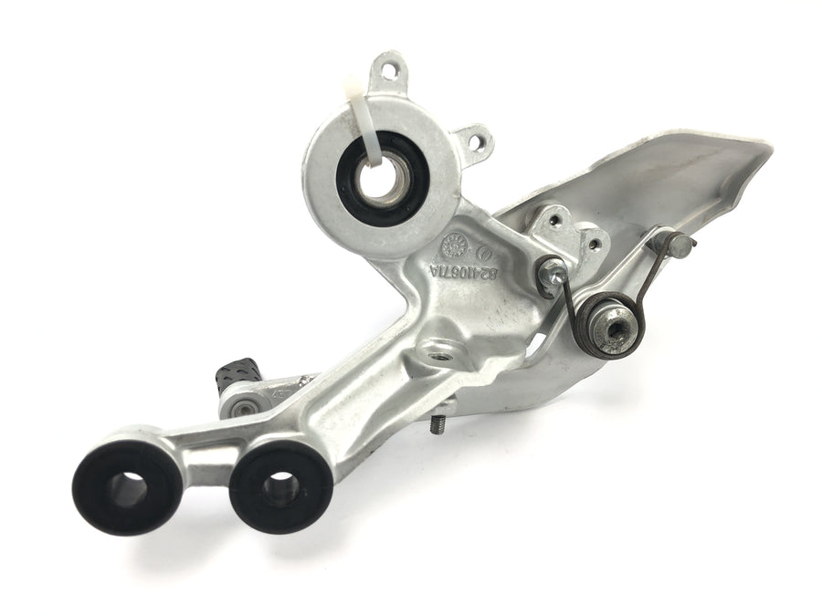 Ducati Monster SR2 800 M4 [2006] - Fotstøttesystem førerens høyre fotstøtte med bremsepedal