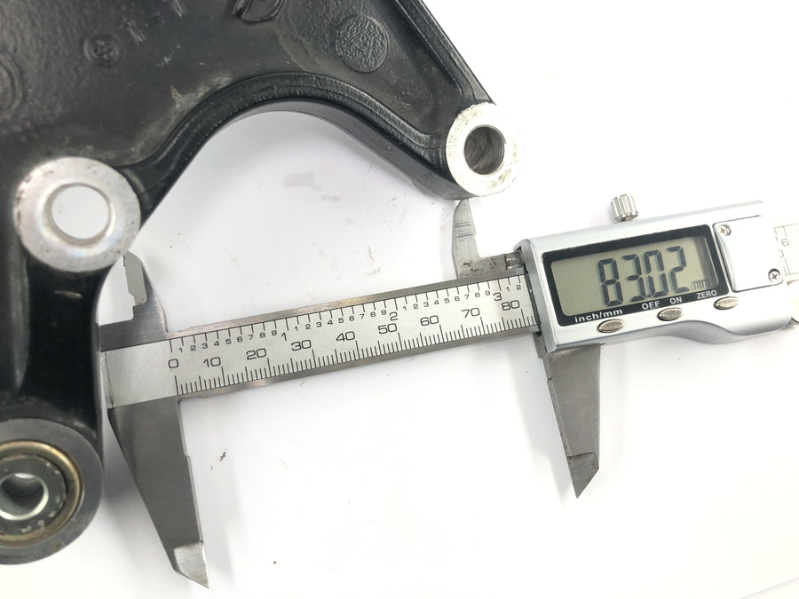 Triumph Daytona 900 T300D [1996] - Bremseankerplate for bakre bremsekaliperfeste