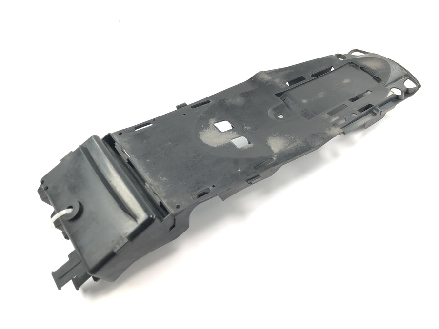 Suzuki GSX R 1000 WVB6 K6 [2006] - Bakre underkonstruksjon batteriboks batteriholder nedre del
