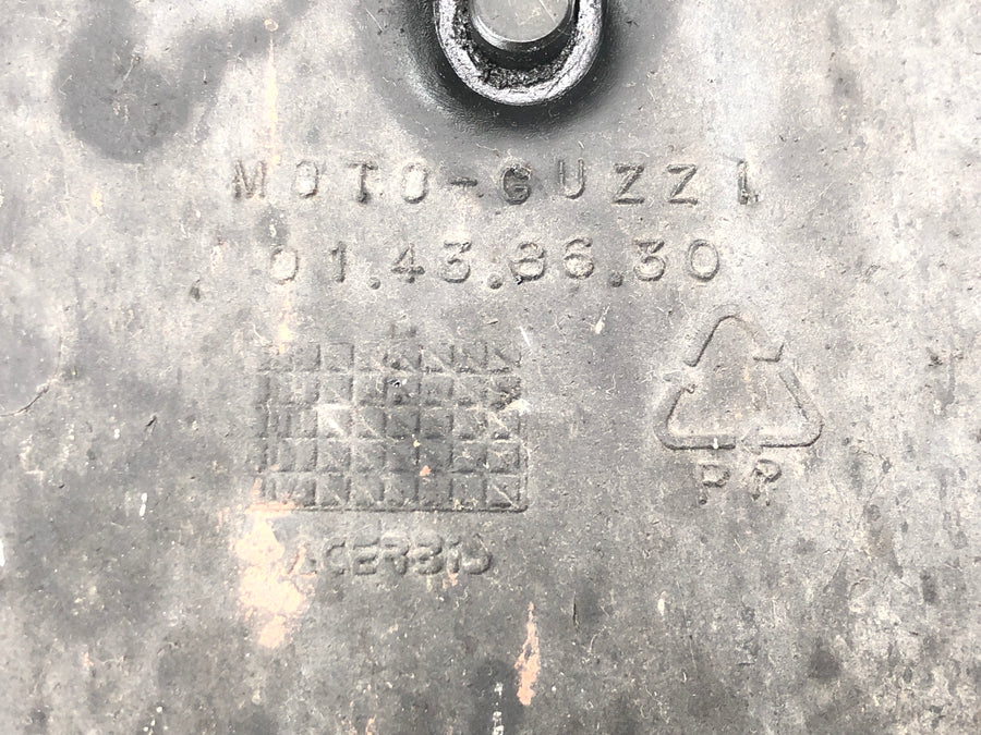 Moto Guzzi V11 Sport [1999] - nummerskiltholder baklysfeste sprutbeskyttelse
