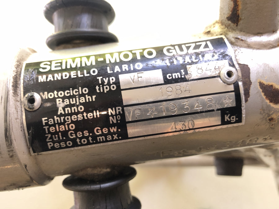 Moto Guzzi 850 Le Mans 3 VF [1986] - Ramme med papirer