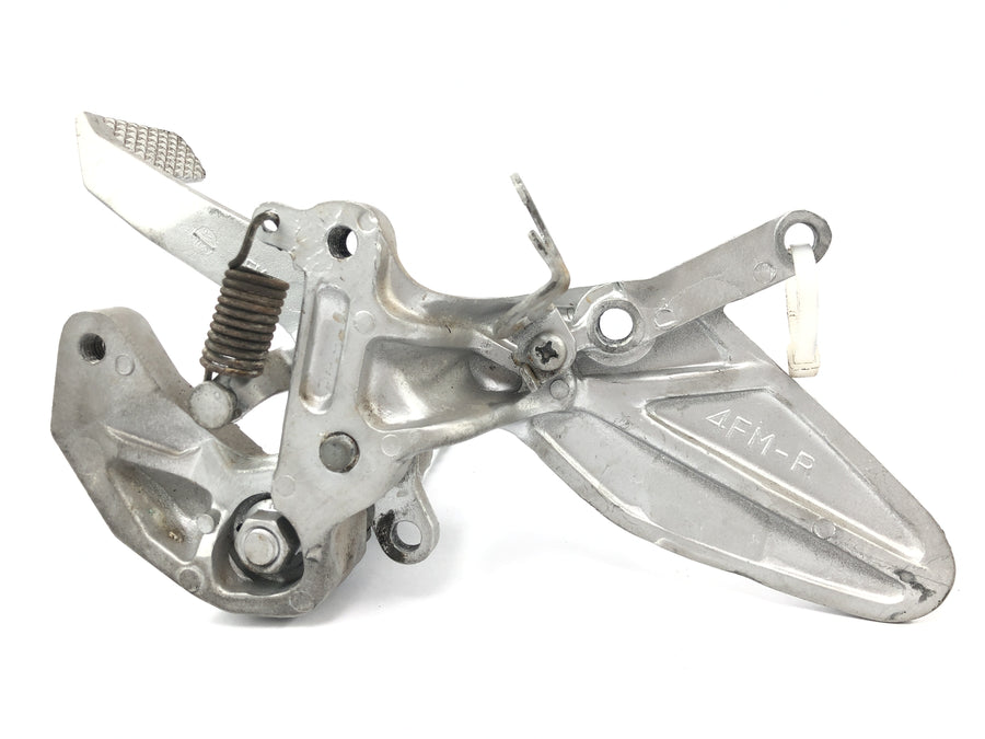 Yamaha YZF 750 R 4HN [1995] - Førerens fotstøttesystem til høyre med bremsepedal