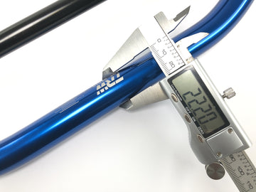 Yamaha DT 125 R DE03 [2000] - Styret tverrstang aluminium blå forsterket tverrstag - 0