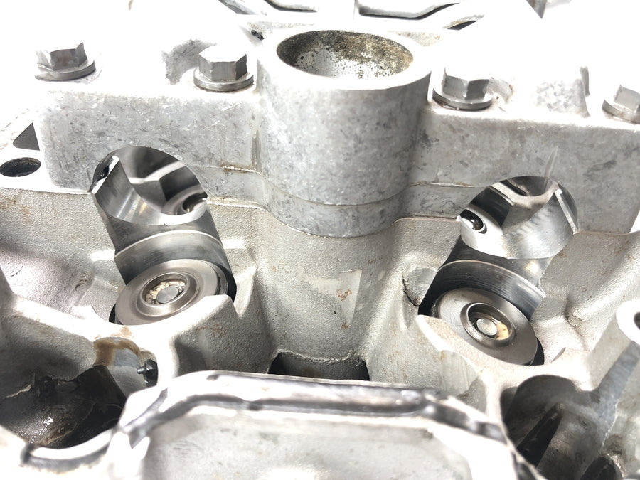 Triumph Daytona 955i T595N [2003] - Sylinderhodeventilhode motorblokkhode