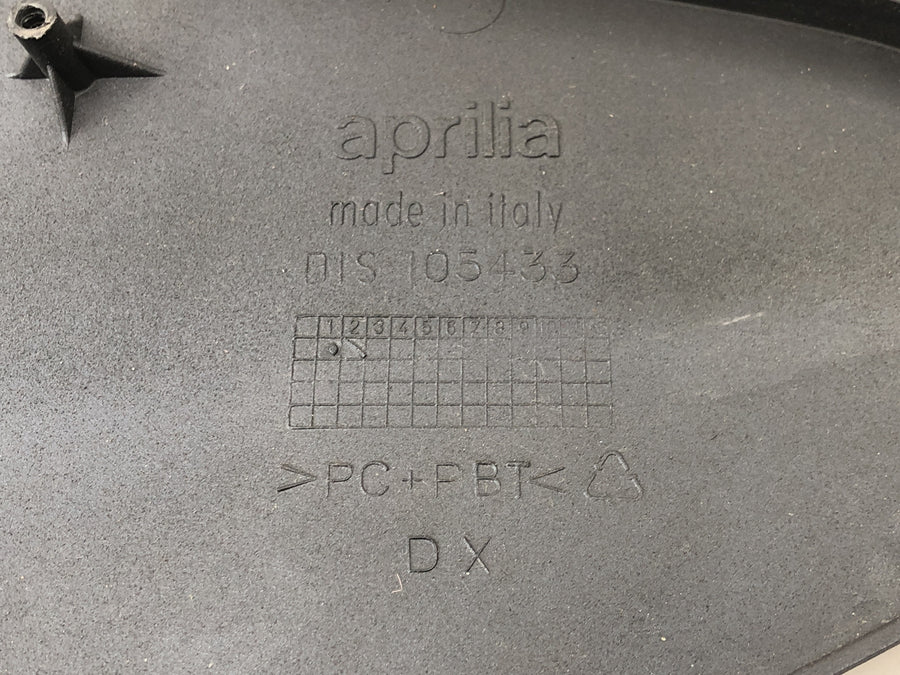 Aprilia RST 1000 Futura [2002] - Sidekledning på venstre side av setesidepanelet