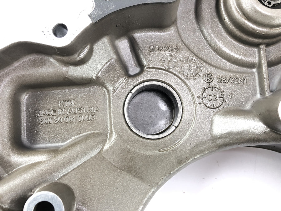 KTM 950 SM LC8 [2008] - Koblingslokkene inne i vannpumpe dekker motor lokk til høyre