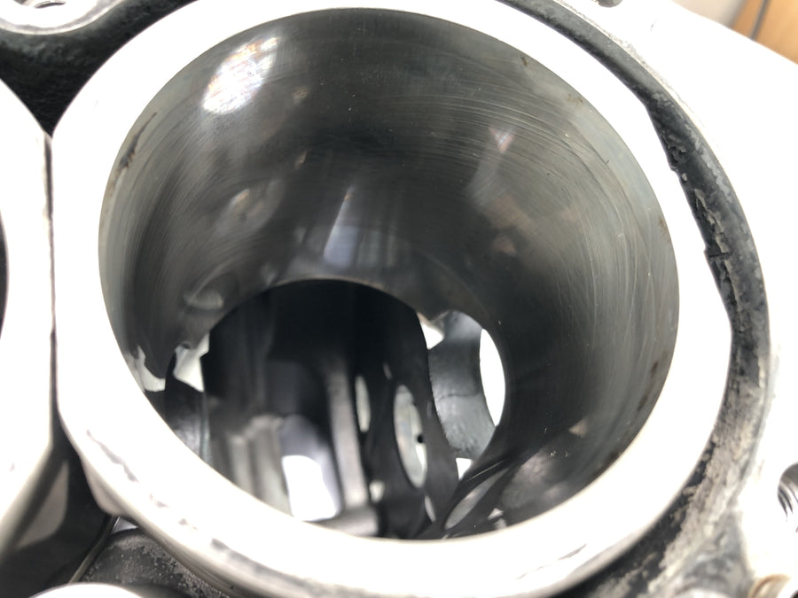 Triumph Street Triple R 675 D67LD [2010] - Motorhus med løpende stikkontakter og stempler