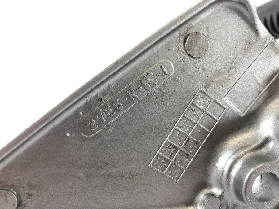 Suzuki Bandit 1200 GV75A [1998] - Fotstøtte førerens fotstøtte rett med bremsepedal