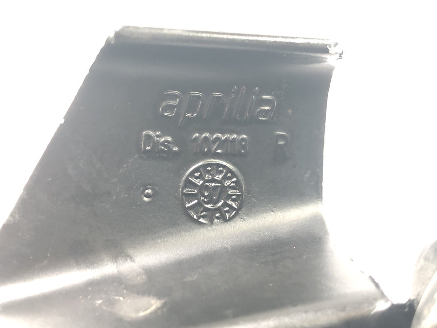 Aprilia RS 125 Extrema [1994] - Fotstøttesystem, førerens høyre fotstøtte med bremsepedal