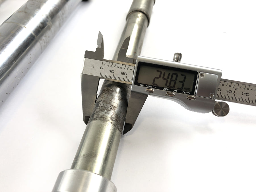 Triumph Speed ​​Triple 955i [1999] - Telegabel med Axis