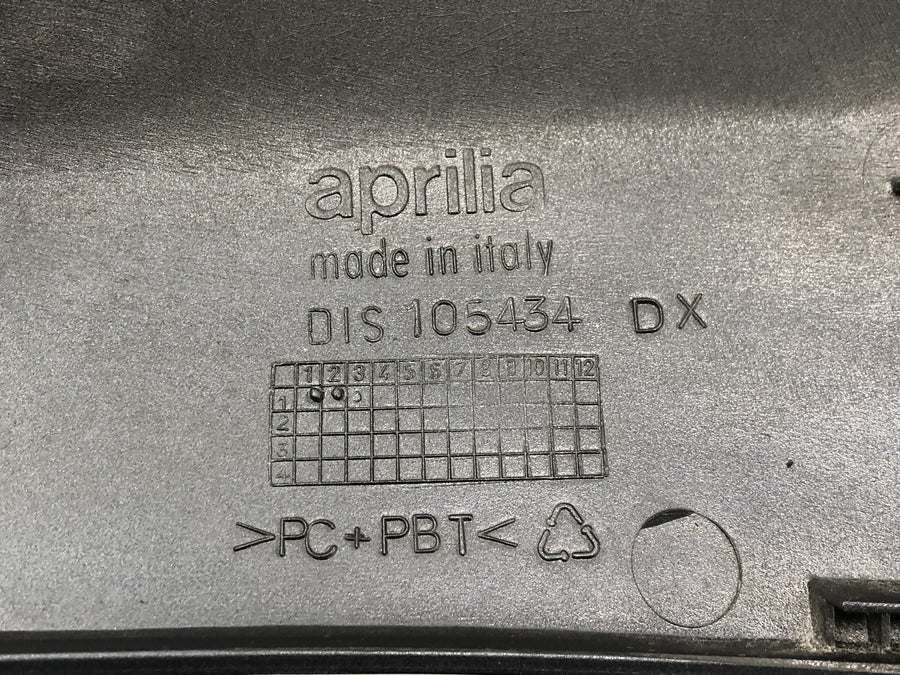 Aprilia RST 1000 Futura [2002] - Seterkledning i baksiden av venstre bakre kledning