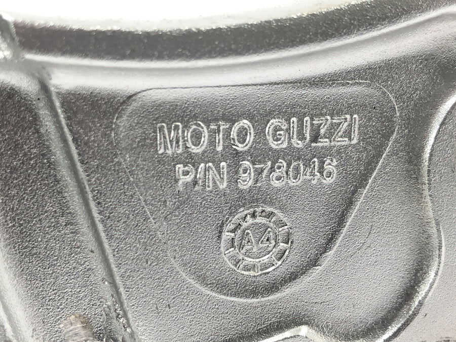 Moto Guzzi Stelvio 1200 8V [2016] - Fotstøttesystem på høyre side, førerfotstøtte og passasjerfotstøtte med brakett