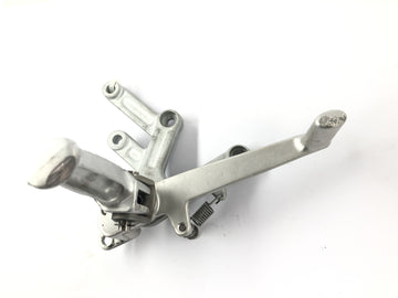 TRIUMPH DAYTONA 955I T595 [1998] - Fotstøtte fotstøtteholder med bremsepedal på høyre side - 0