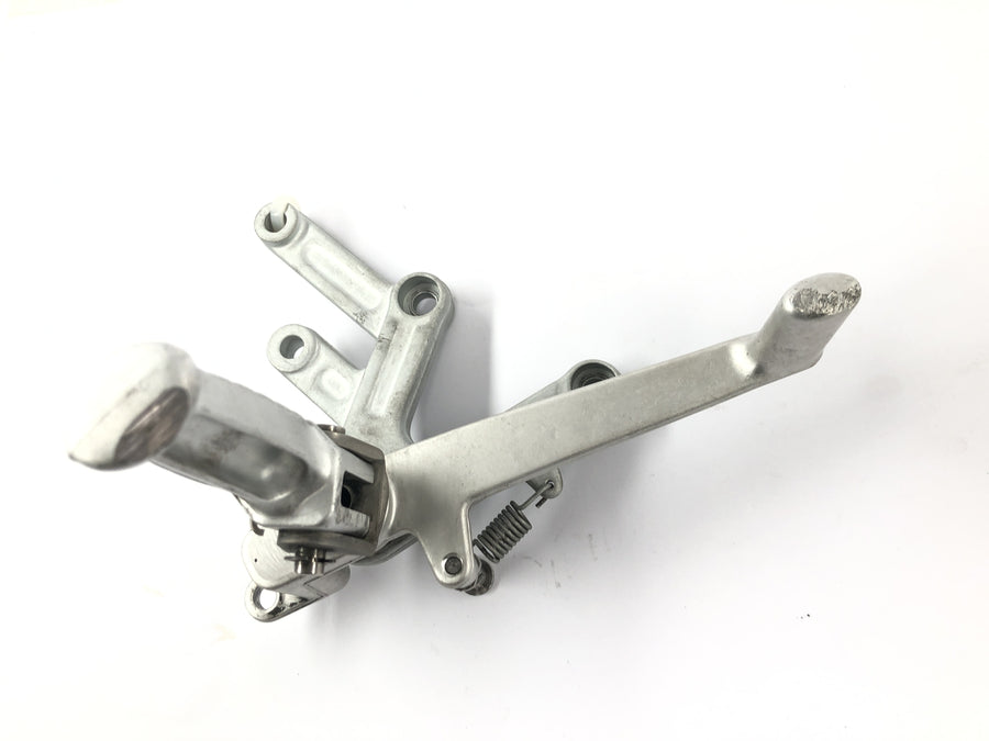 TRIUMPH DAYTONA 955I T595 [1998] - Fotstøtte fotstøtteholder med bremsepedal på høyre side