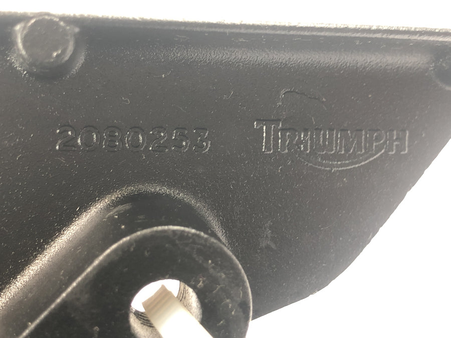 Triumph Daytona 1200 T300D [1994] - Førerens høyre fotstøttesystem med bremsepedal