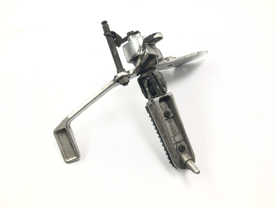 Yamaha XJR 1300 RP02 [1999] - Fotstøttesystem, førerfotstøtte til høyre med bremsepedal